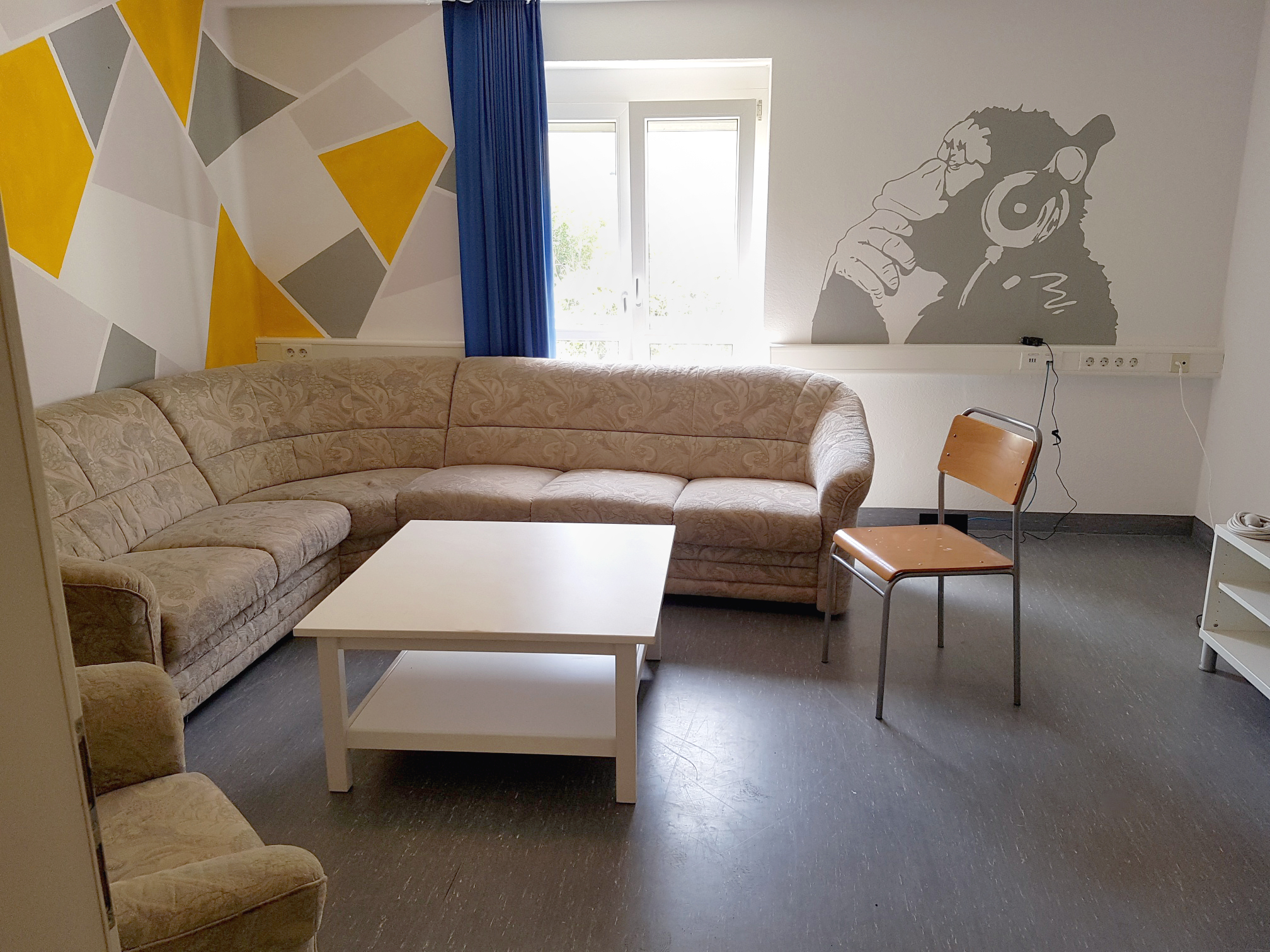 Gemeinschaftsraum mit Sofa und kleinem Tisch im Studentendorf Göppingen