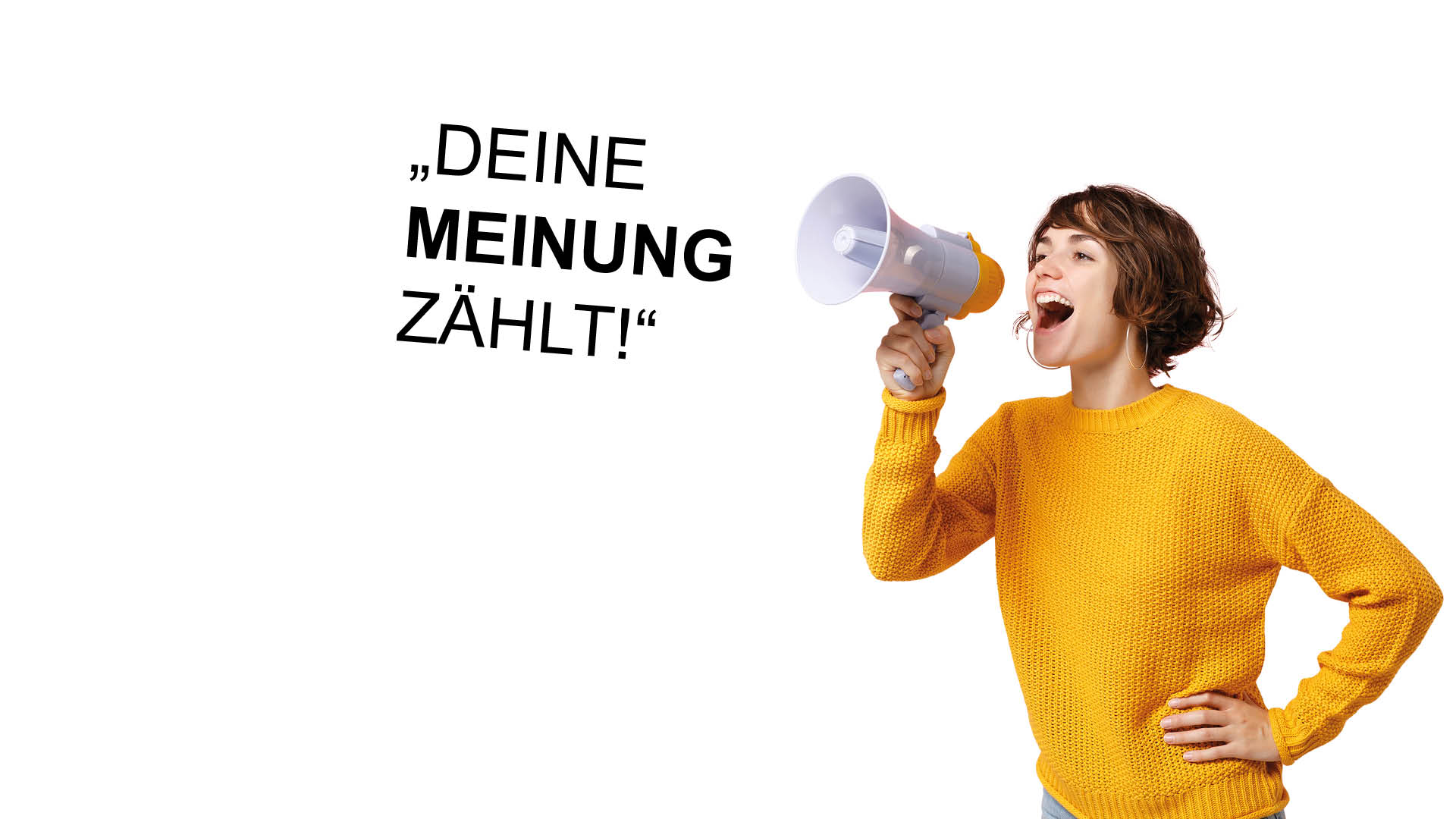 Frau im Gelben Pulli ruft in ein Megaphone "Deine Meinung zählt"