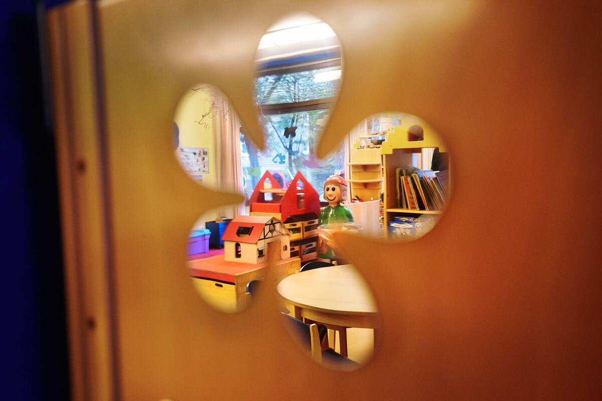 Blick durch die Tür in den Raum des Kinderhauses Uni-Kids