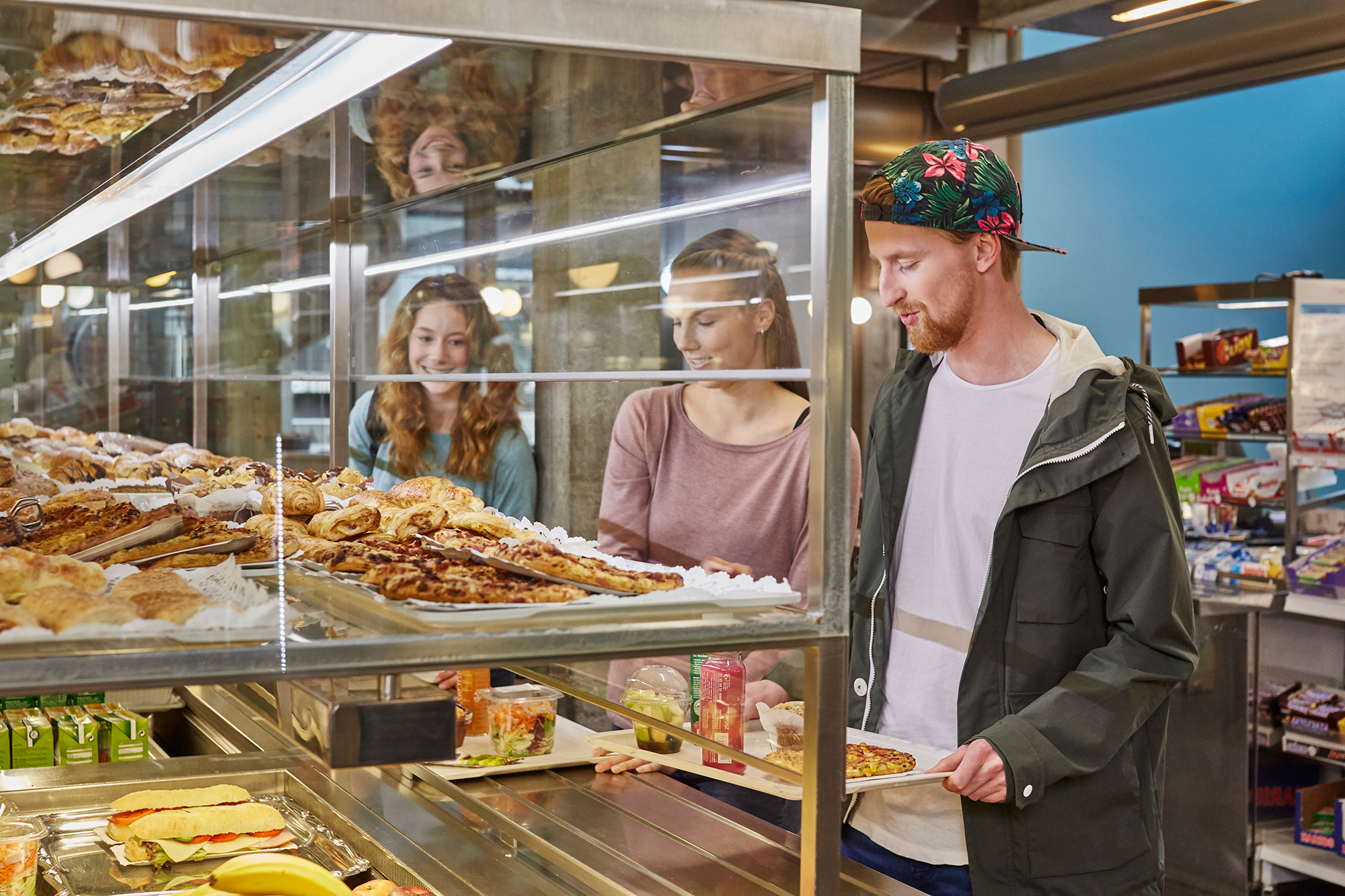 Studierende nehmen sich an der Verkaufstheke in der Cafeteria Vaihingen etwas zu essen