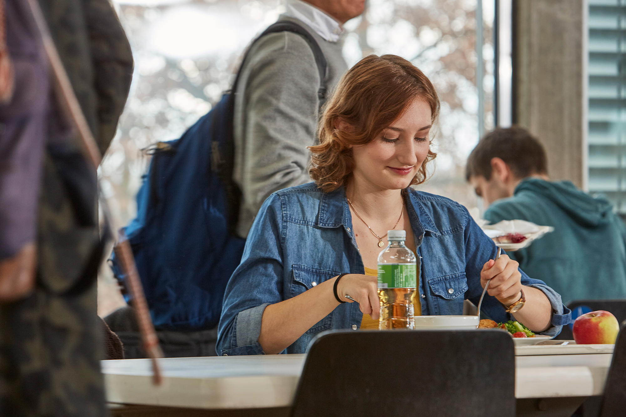 Student eating in the dining hall of the Mensa Vaihingen