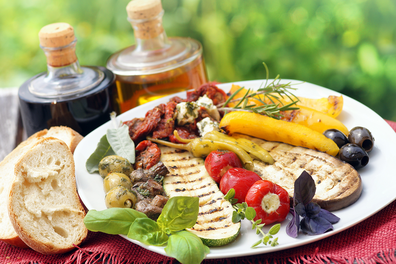 Antipasti Teller mit gefüllten Paprika, Oliven, Aubergine und Baguette
