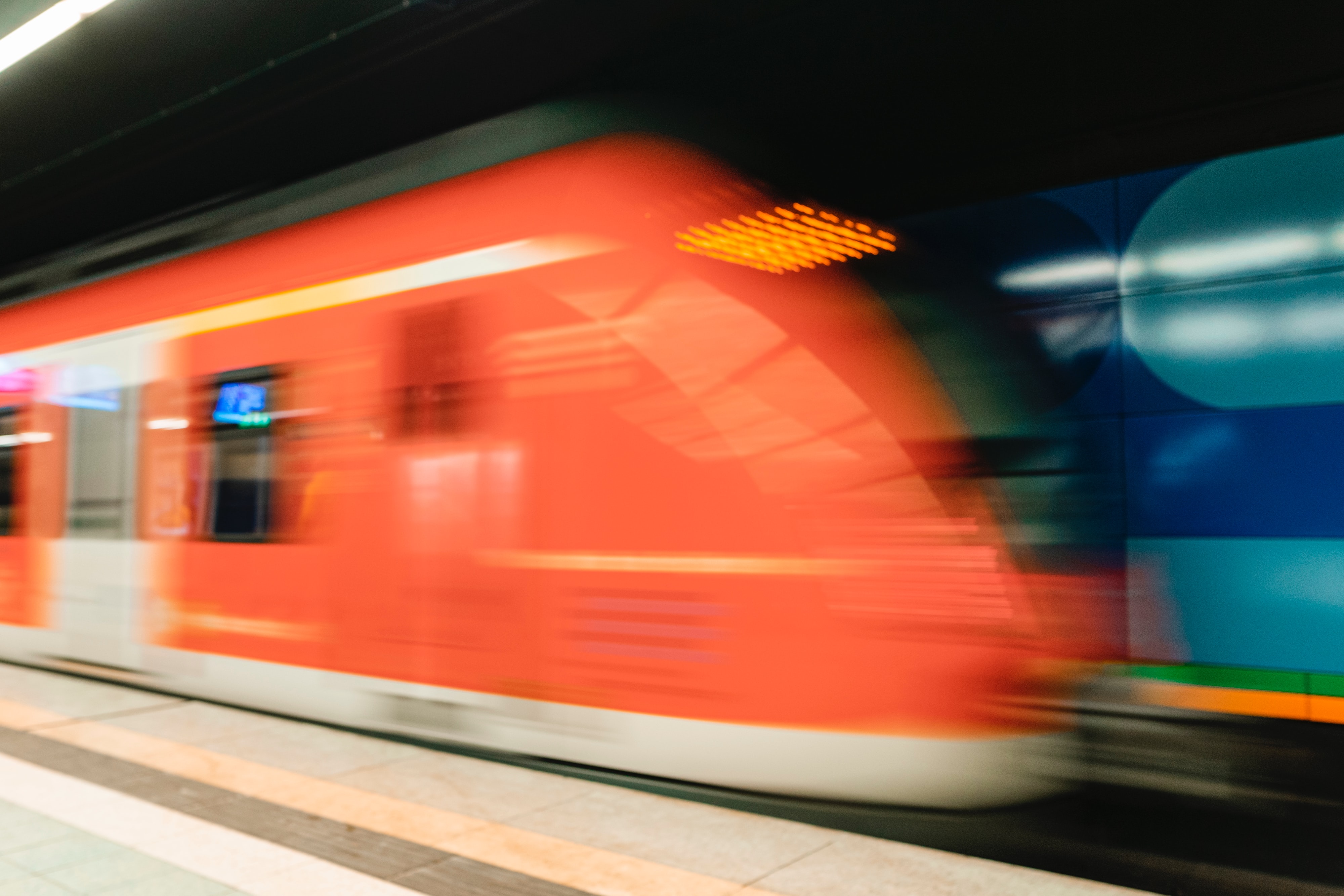 Eine S-Bahn fährt an einer Haltestelle in Stuttgart ein