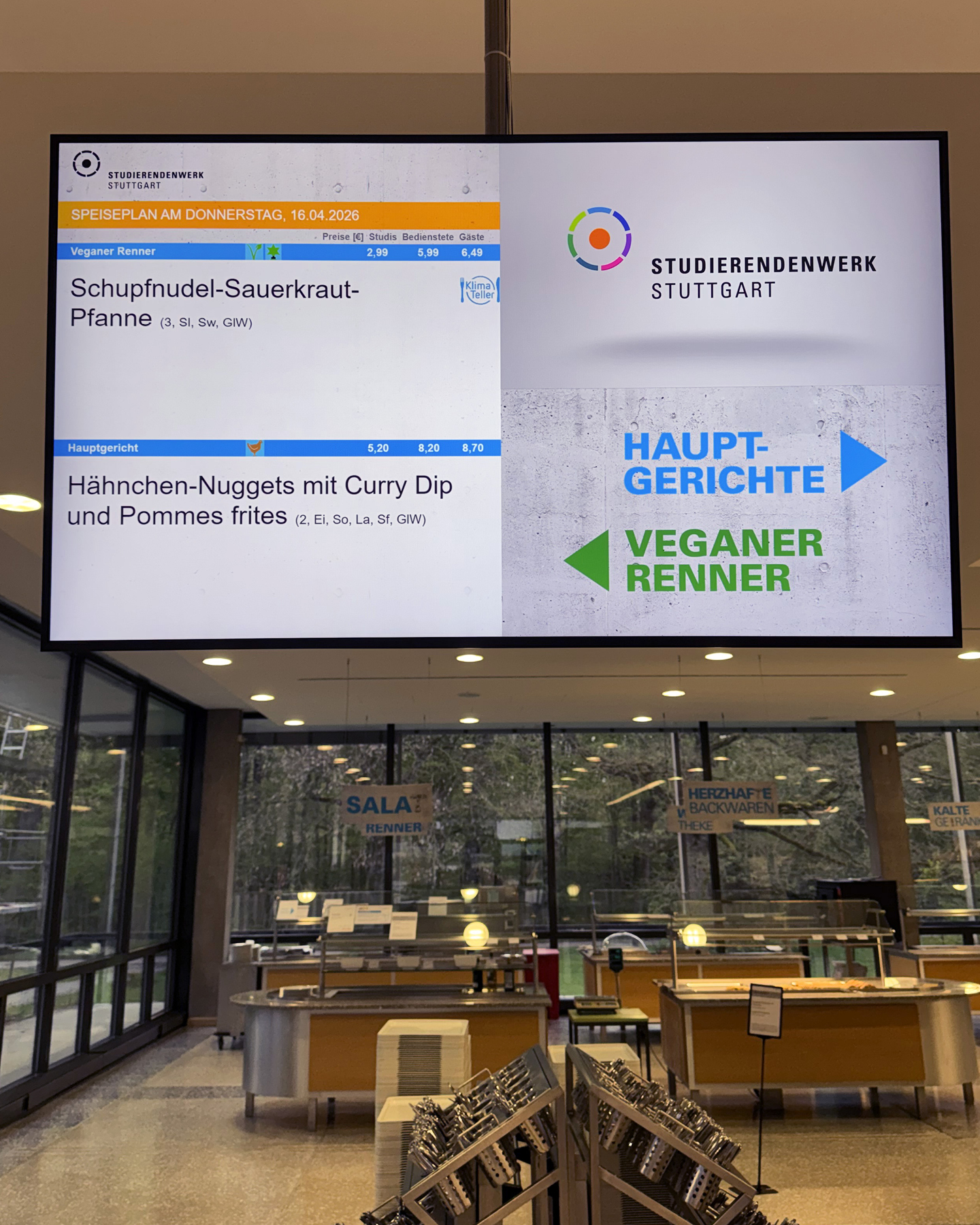 Speiseplan auf Bildschirm in Mensa