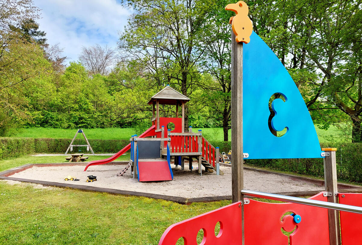 Spielplatz der Kita Löwenzahn mit Rutsche und Piratenschiff