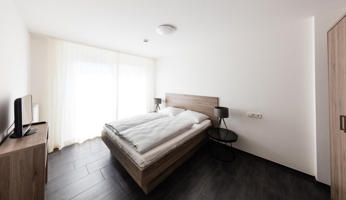 Zimmer mit Bett im Boardinghaus in Esslingen