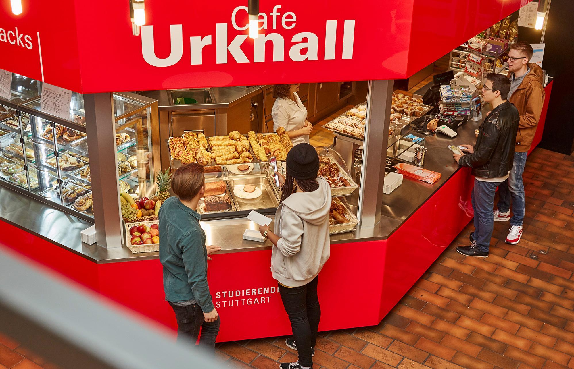 Studierende stehen vor dem Verkaufsstand der Cafeteria Urknall