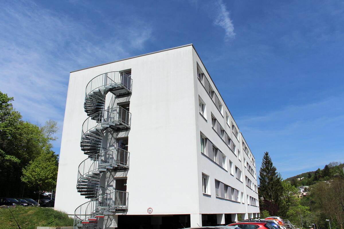 Außenansicht mit Blick auf Parkplätze im Wohnheim in der Goerdelerweg