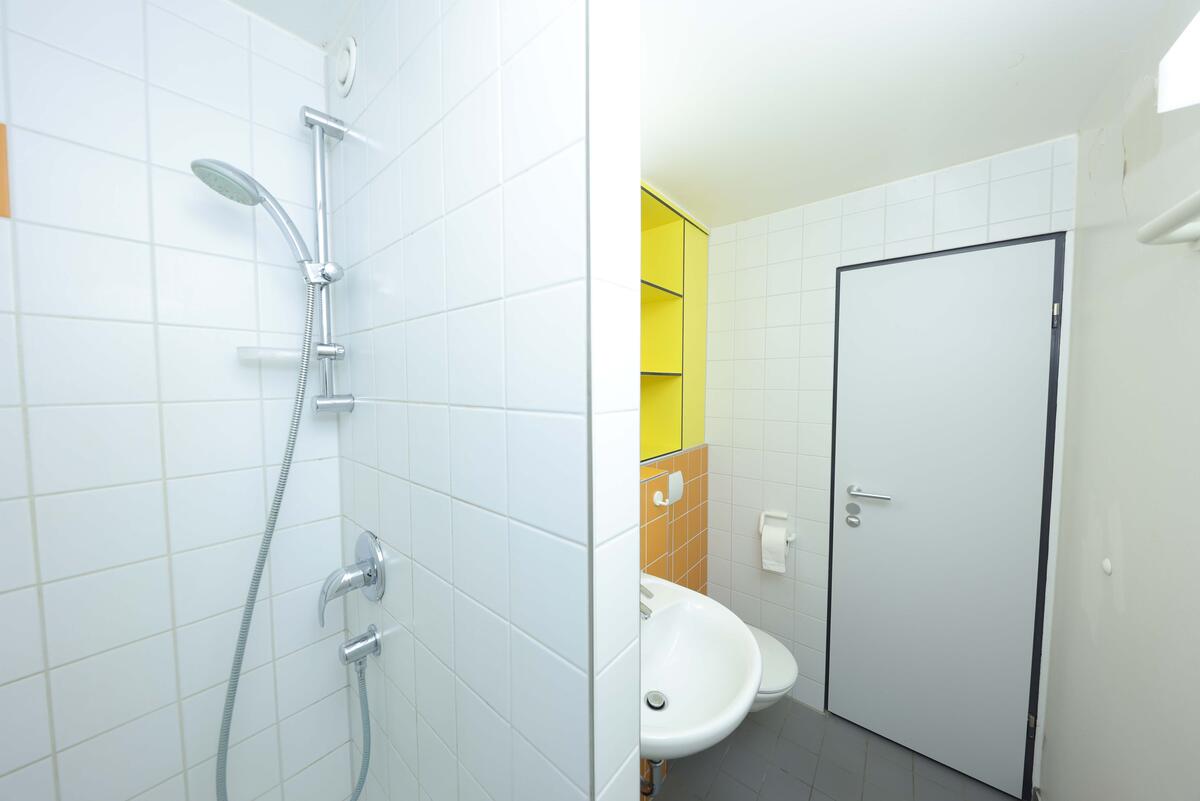 Bad mit Dusche, Toilette und Waschbecken im Wohnheim in der Geschwister-Scholl-Straße