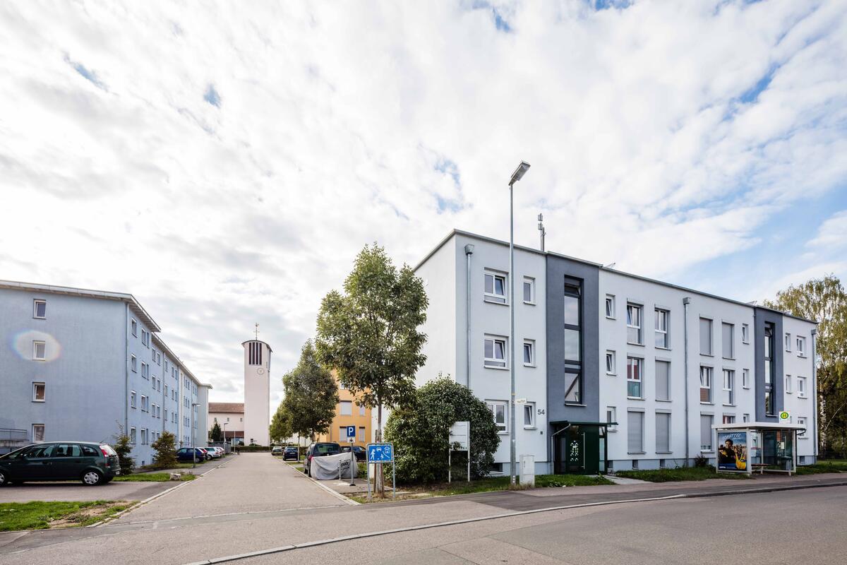 Außenansicht des Studentendorfes in Göppingen von der gegenüberliegenden Straßenseite