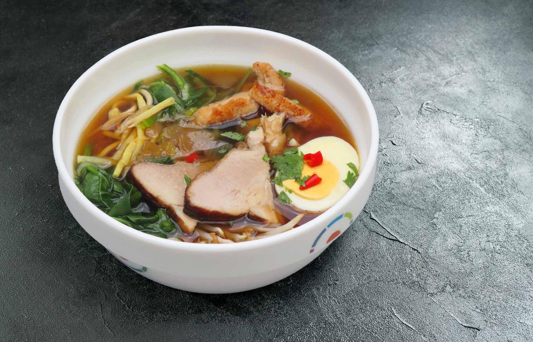 Ramen mit Hähnchen in einer Bowl