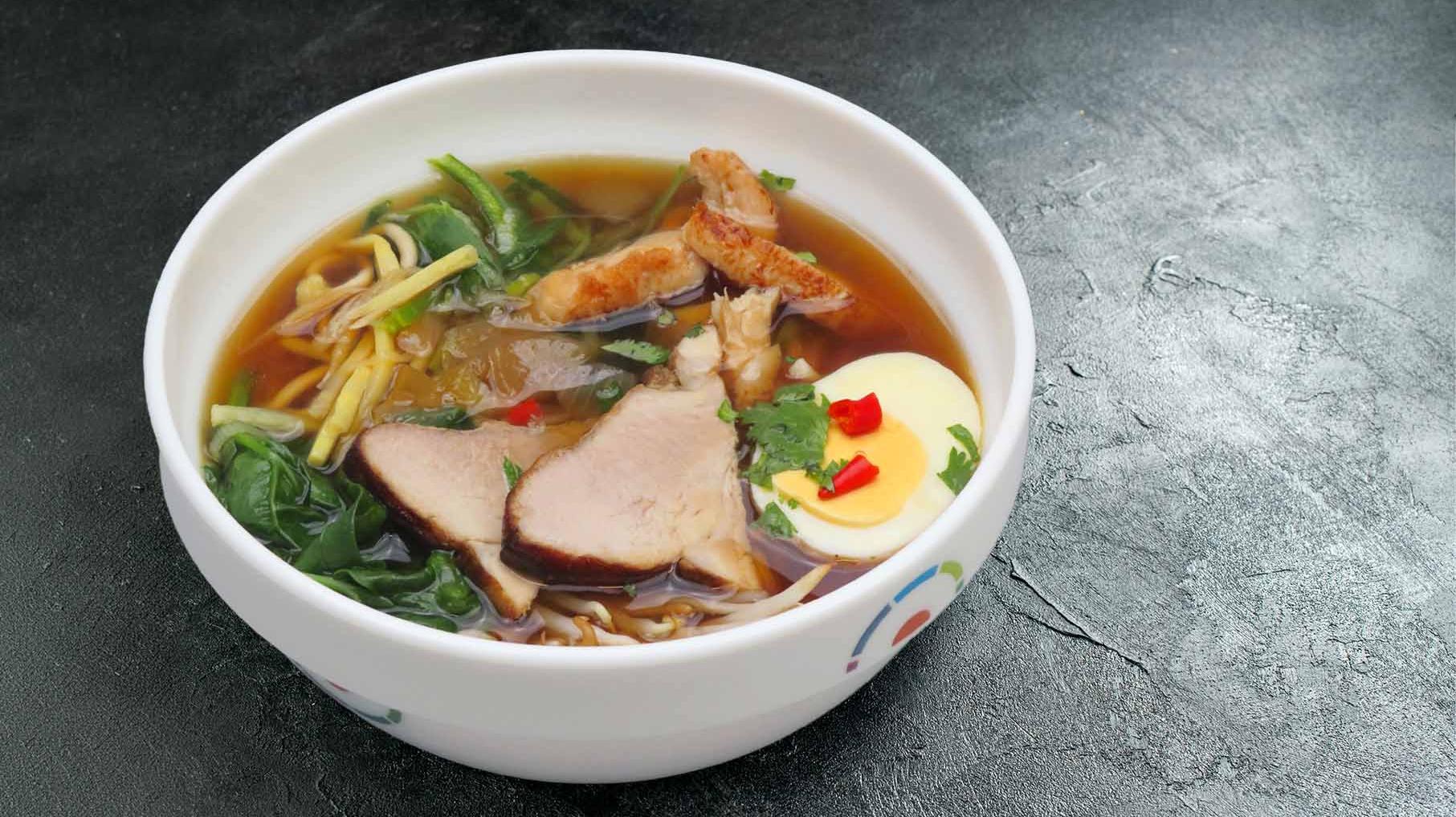 Ramen mit Hähnchen in einer Bowl