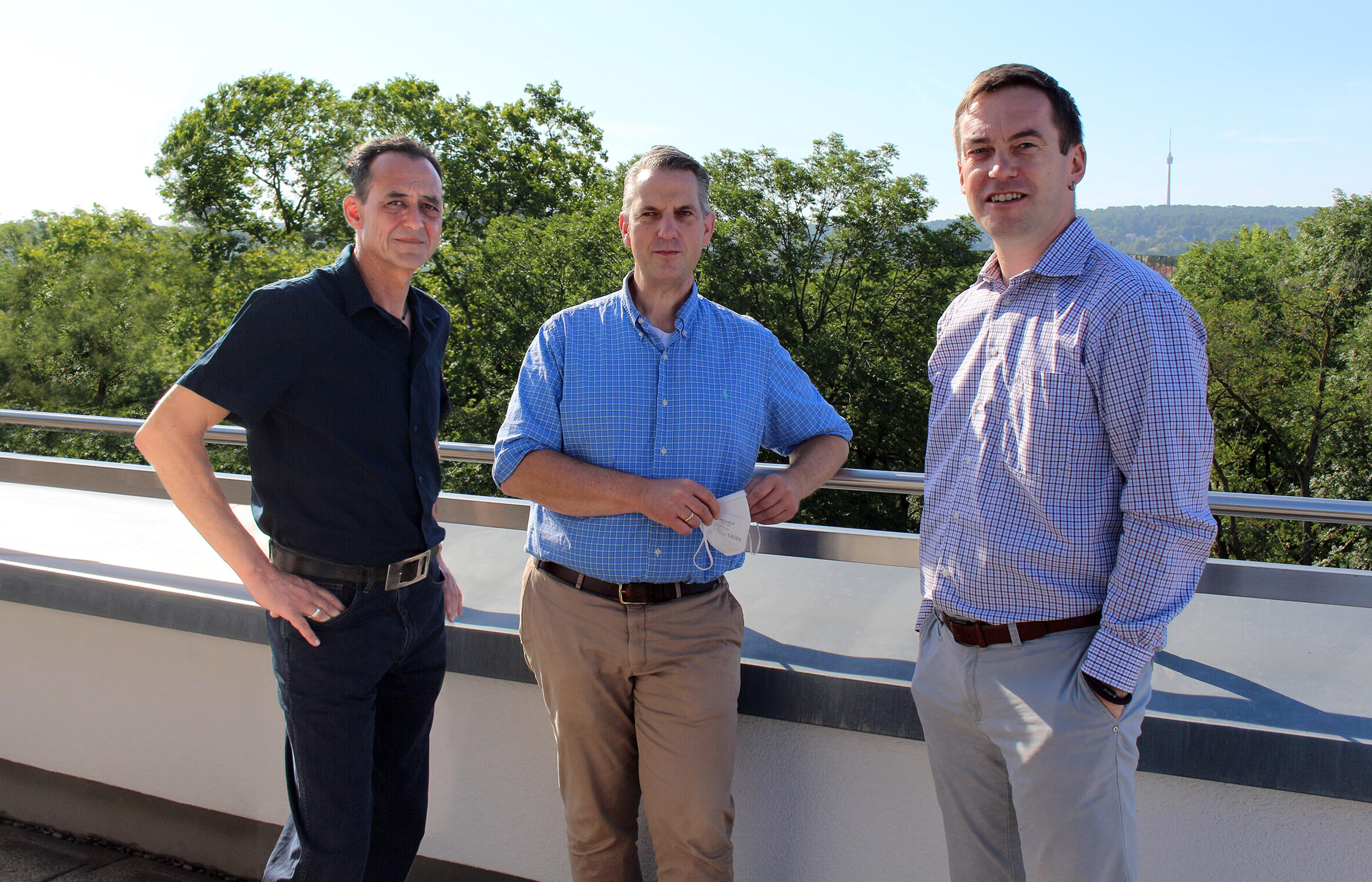 Stefan Schneider, Ulrich Wecker und Marco Abe auf der Dachterrasse des Studierendenwerks