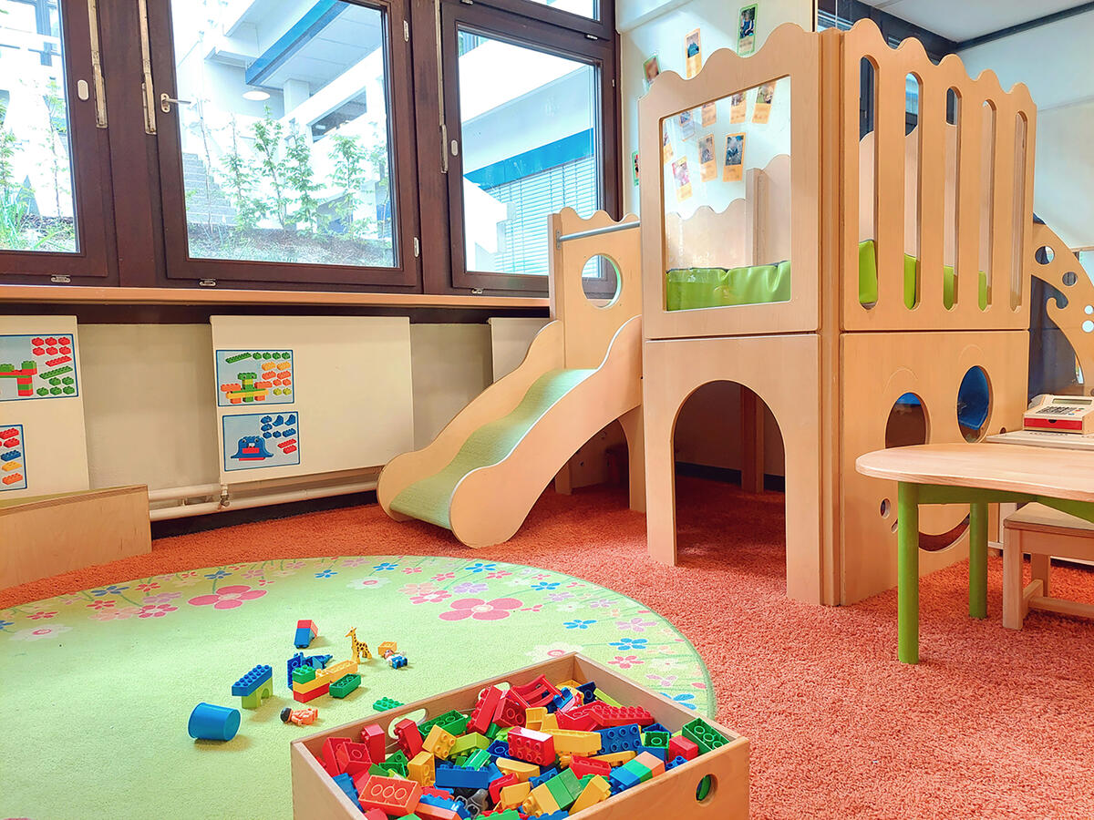 Play tower with slide in the Löwenzahn daycare centre
