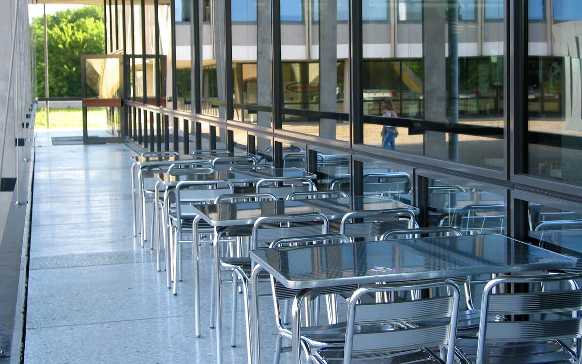 Stühle und Tische in der Mensa Ludwigsburg