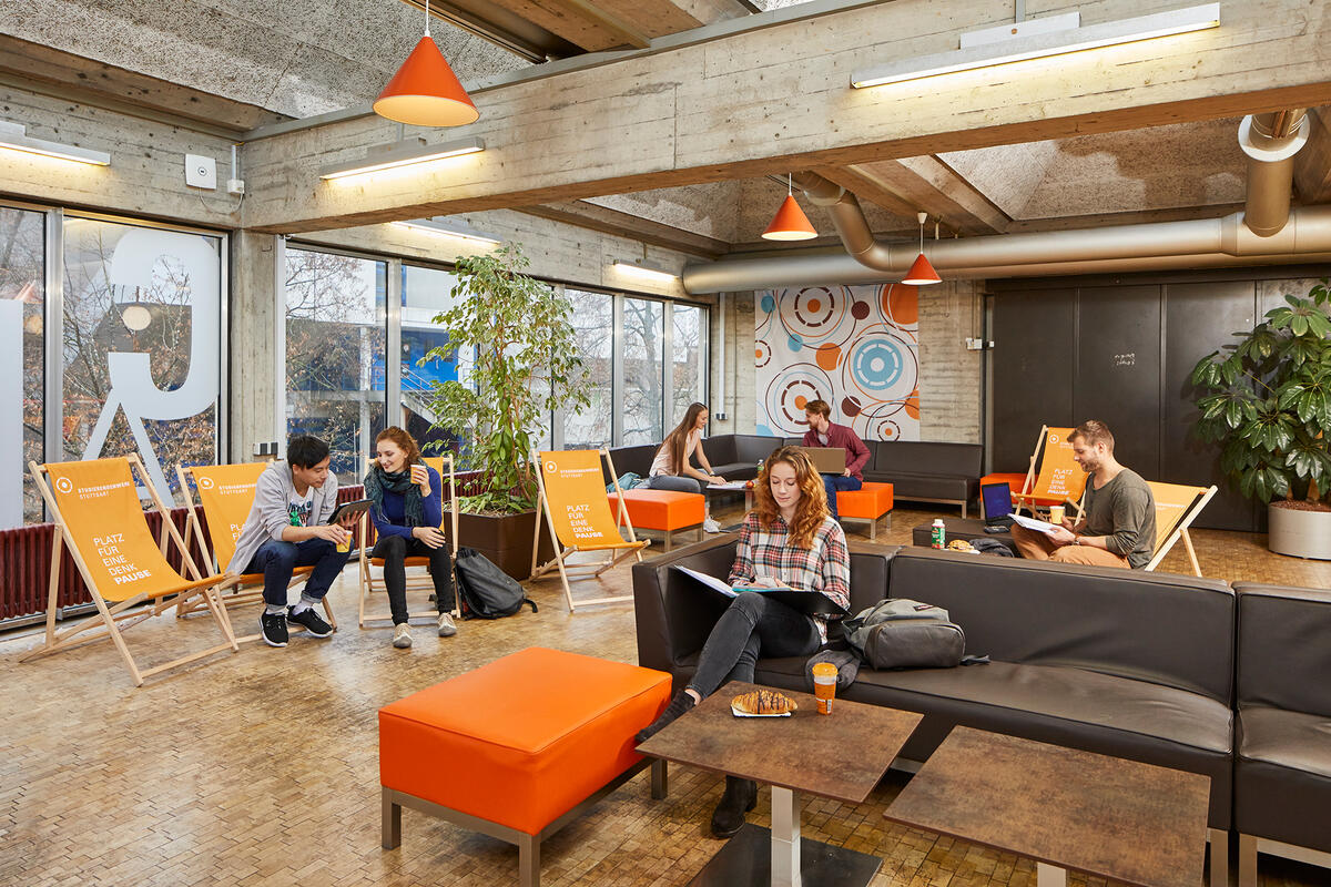 ffee lounge of the cafeteria in Vaihingen with various seating options. Students spend their time there differently