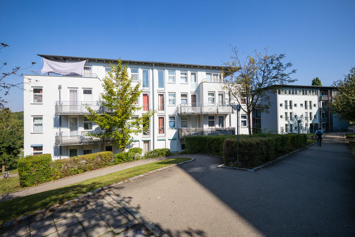 Außenansicht mit Blick auf Balkone des Allmandring 3