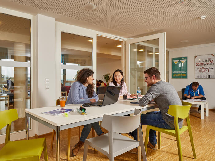 Studierende lernen gemeinsam an einem Tisch im Wohnheim