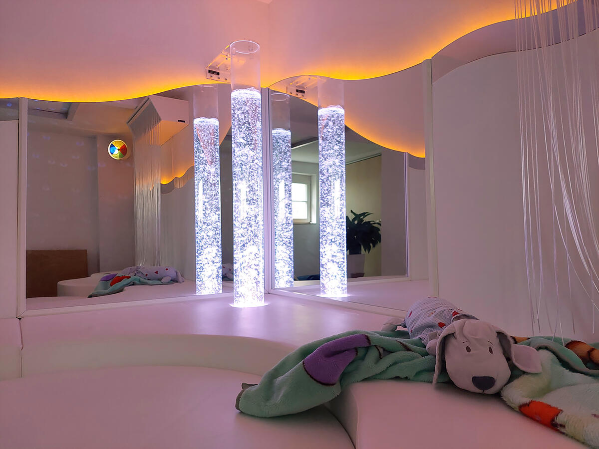 Snoezelenraum der Kita Villa MiO: Ruheraum mit beruhigenden Lichtern