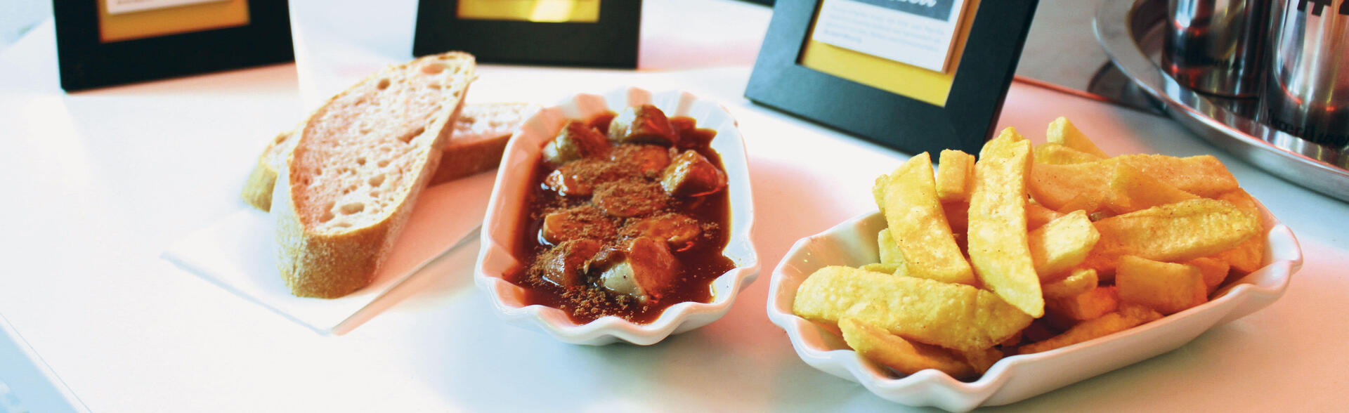 Currywurst mit Pommes und Brot