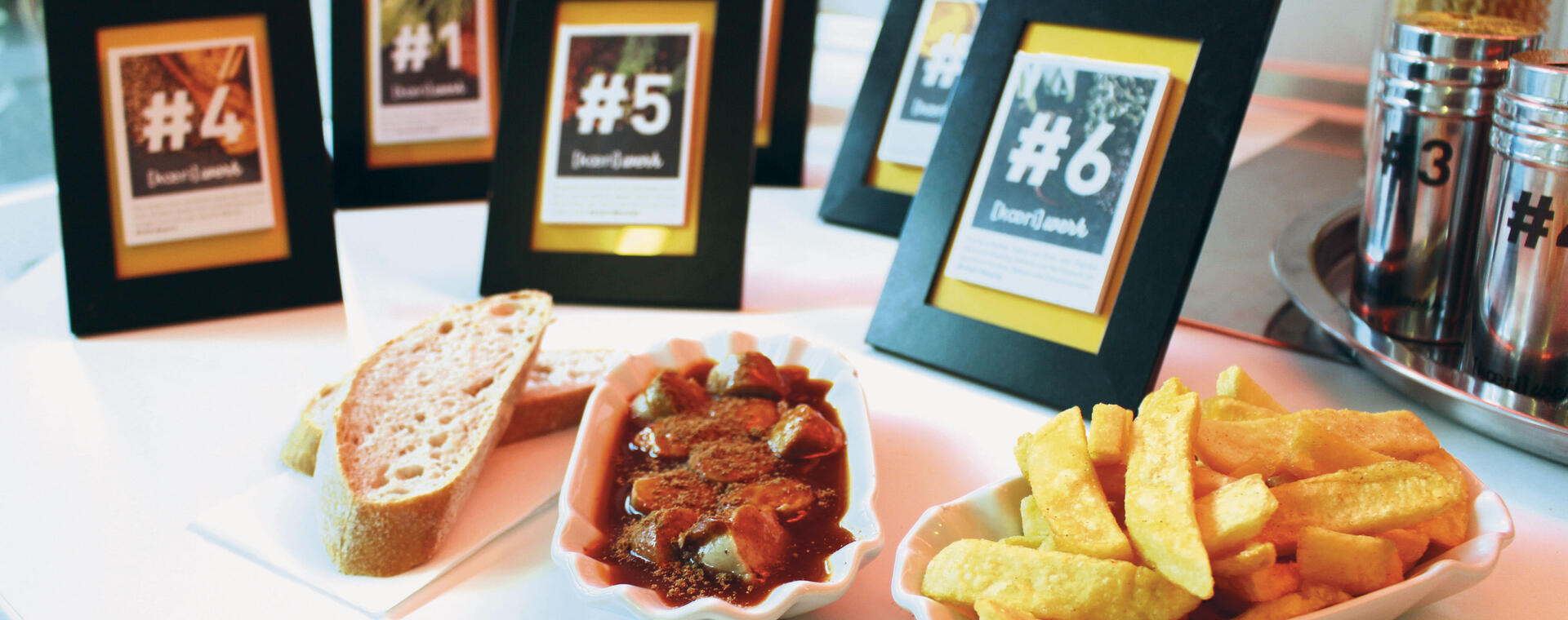 Currywurst mit Pommes und Brot