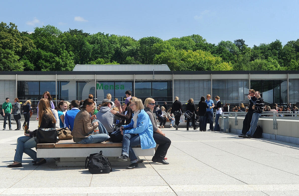 Students sitting in front of the canteen in Ludwigsburg
