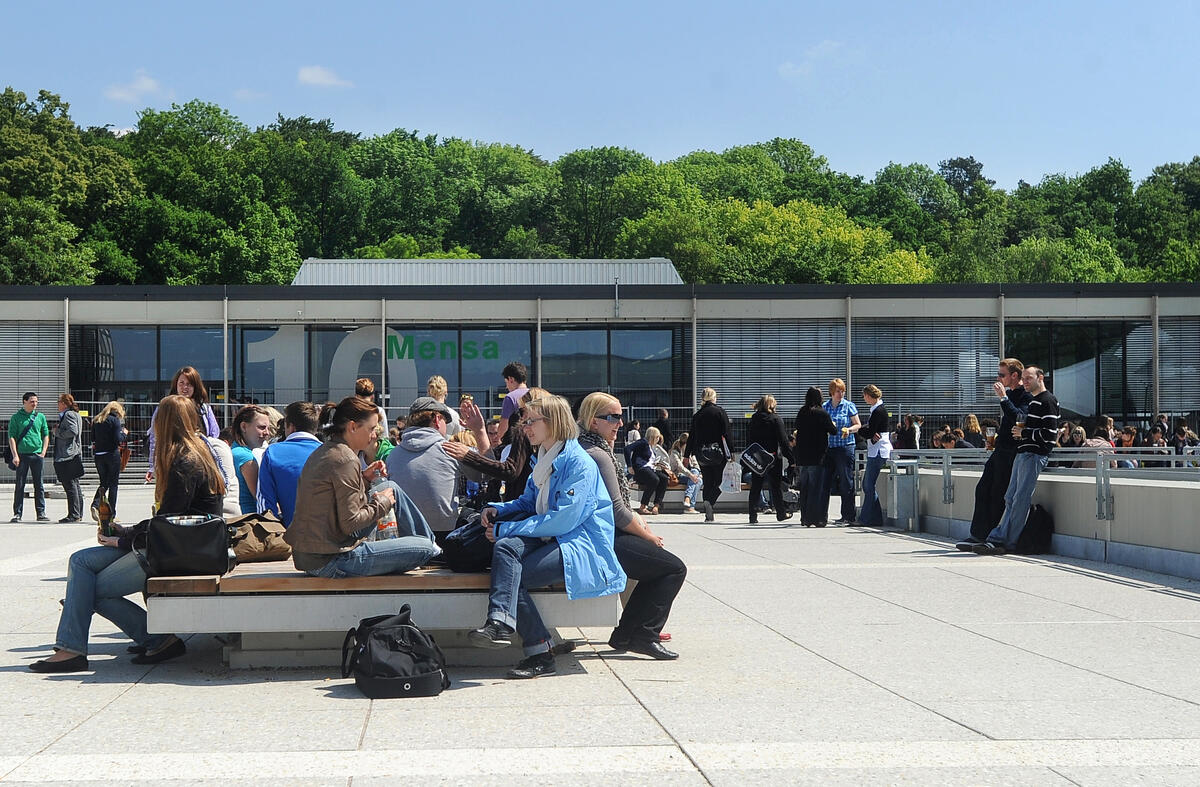 Studierende sitzen vor der Mensa in Ludwigsburg