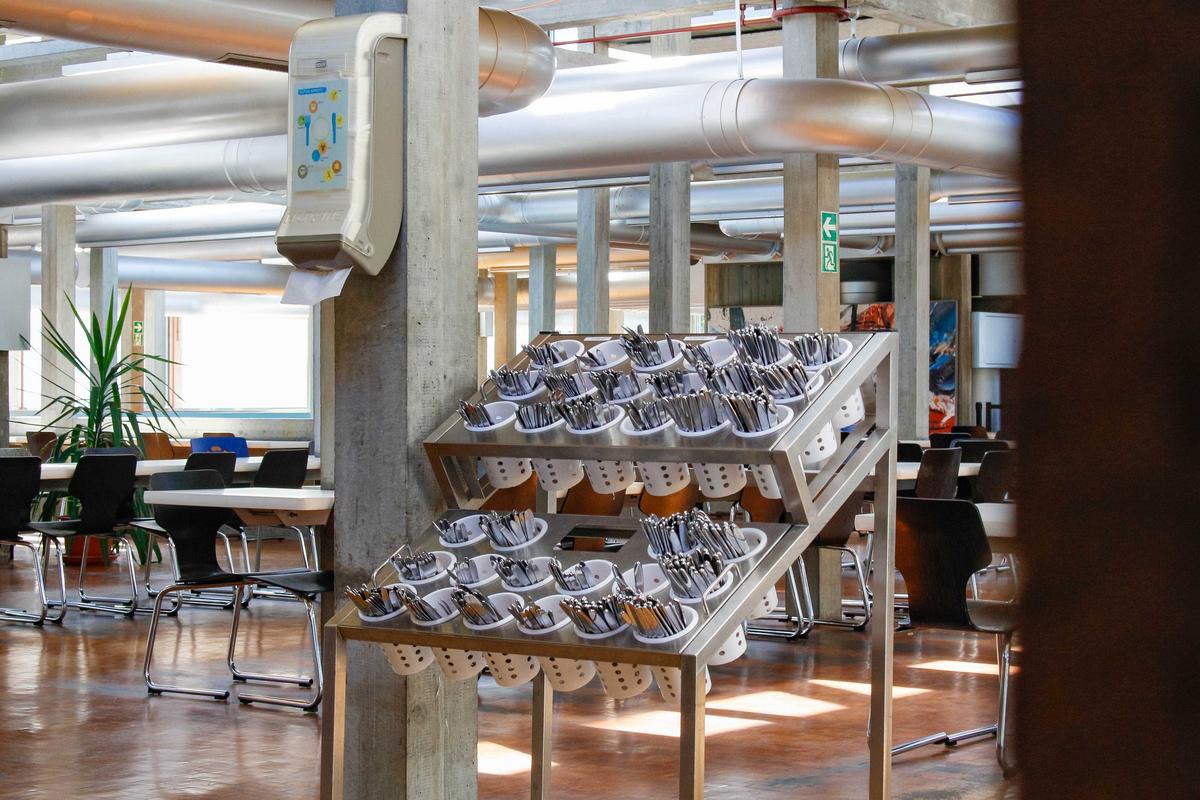 Besteckausgabe in der Mensa Vaihingen