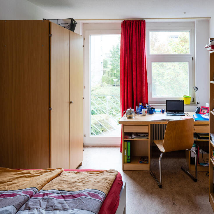 Room with bed, wardrobe and desk in Allmandring 3