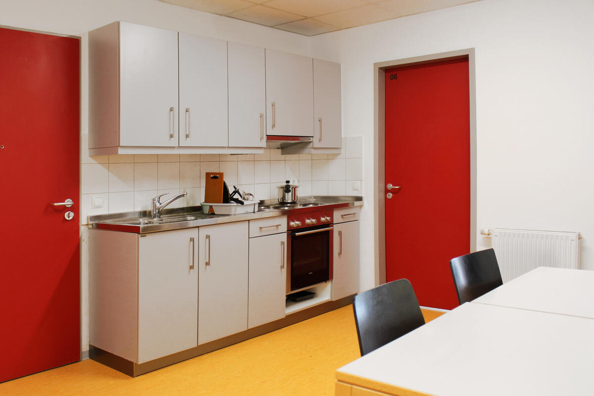 Kitchen in Heilmannstraße with kitchenette and table