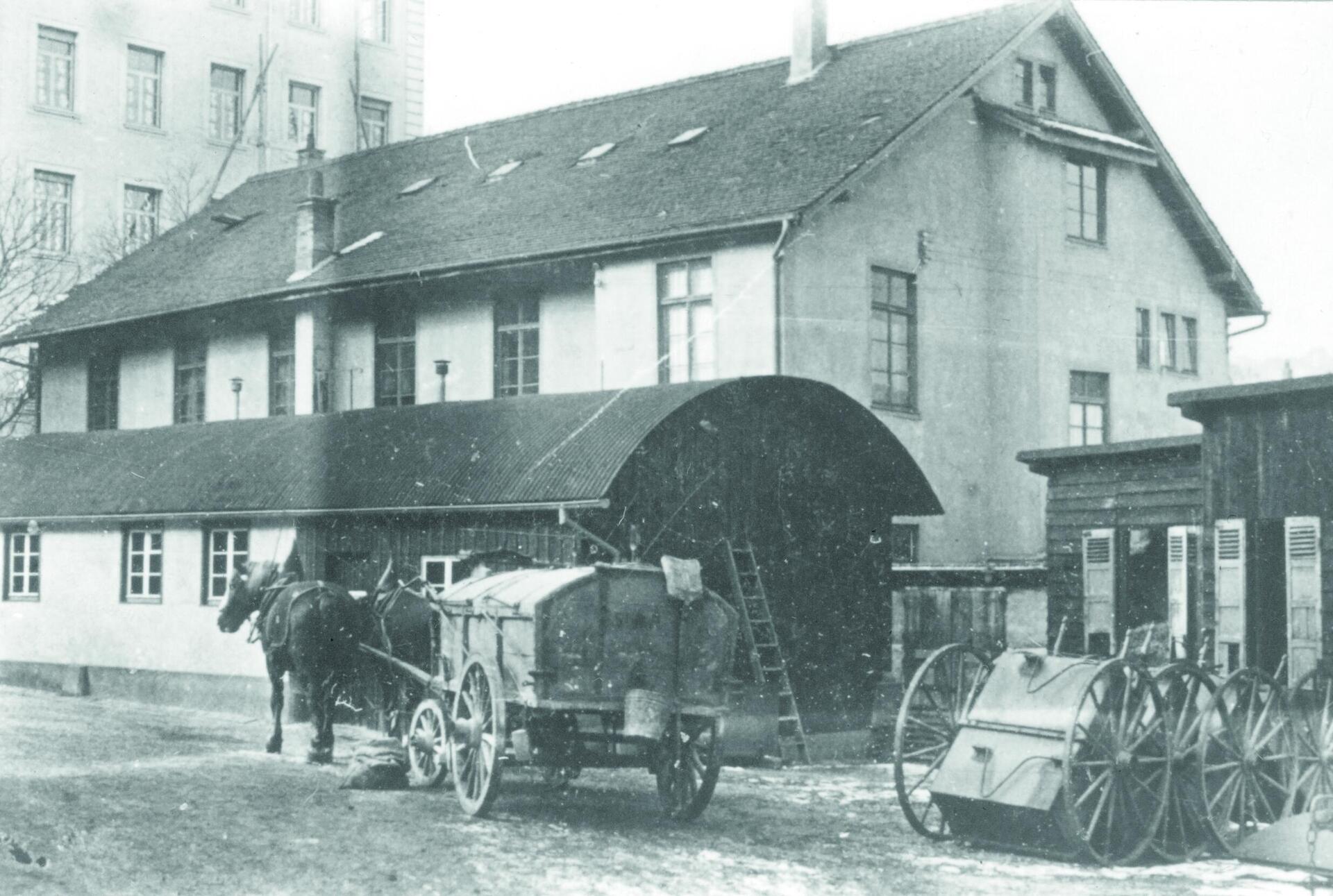 Historisches Schwarz-weiß Foto von der Warenanlieferung