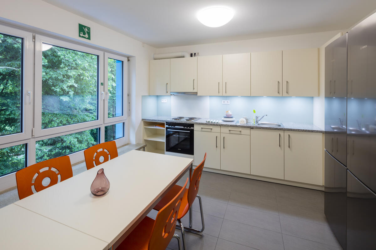 Kitchen with dining table and chairs in the Anna Herrigel dormitory