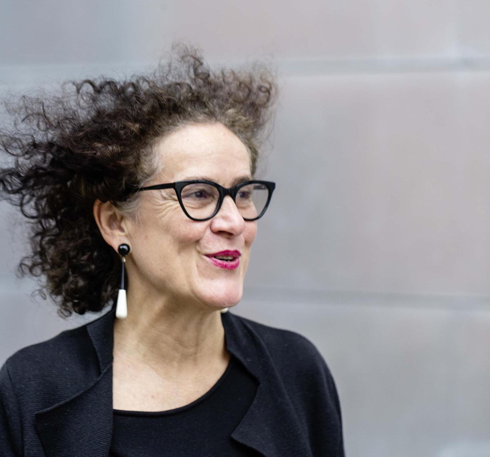 Porträt von Elisabeth Schweeger, Direktorin der Akadamie für Darstellende Kunst Baden-Württemberg
