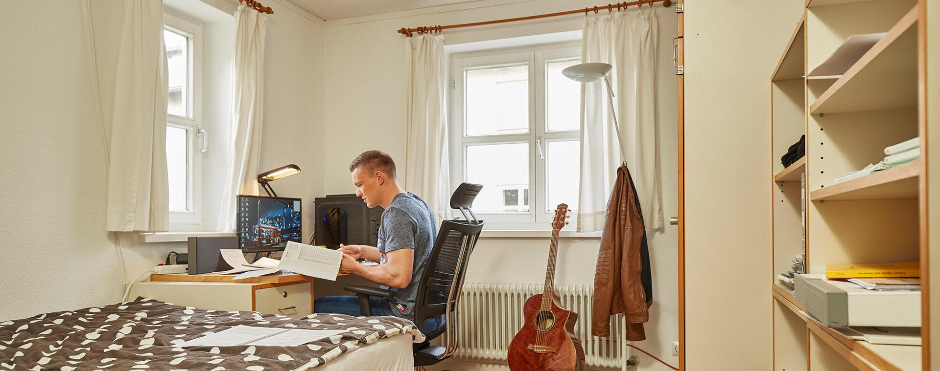 Student lernt in seinem Wohnheimszimmer