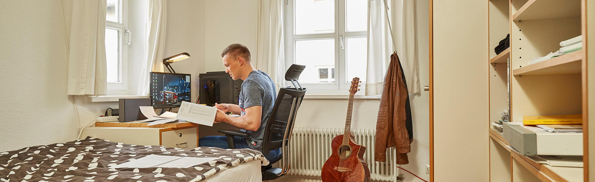 Student lernt in seinem Wohnheimszimmer