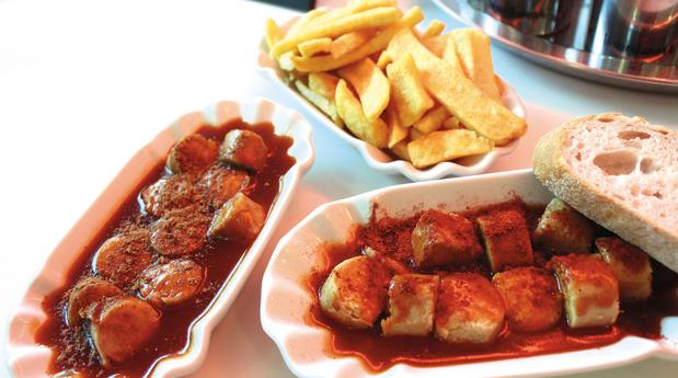 Currywurst mit Pommes und Brot
