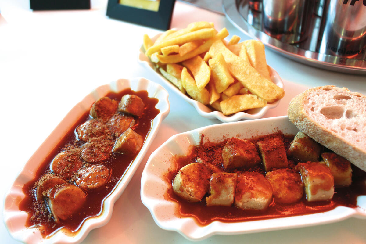 Currywurst mit Pommes und Brot