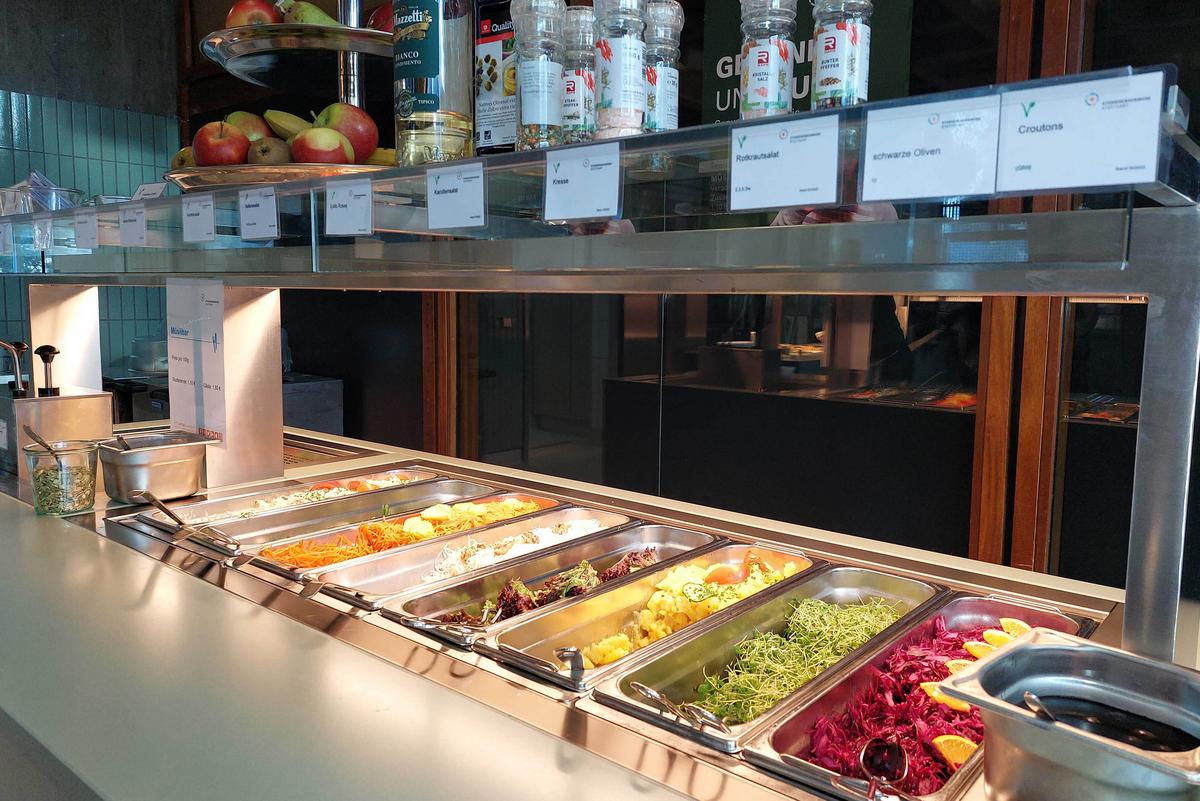 Salatbuffet in der Mensa ABK mit verschiedenen Salatsorten.