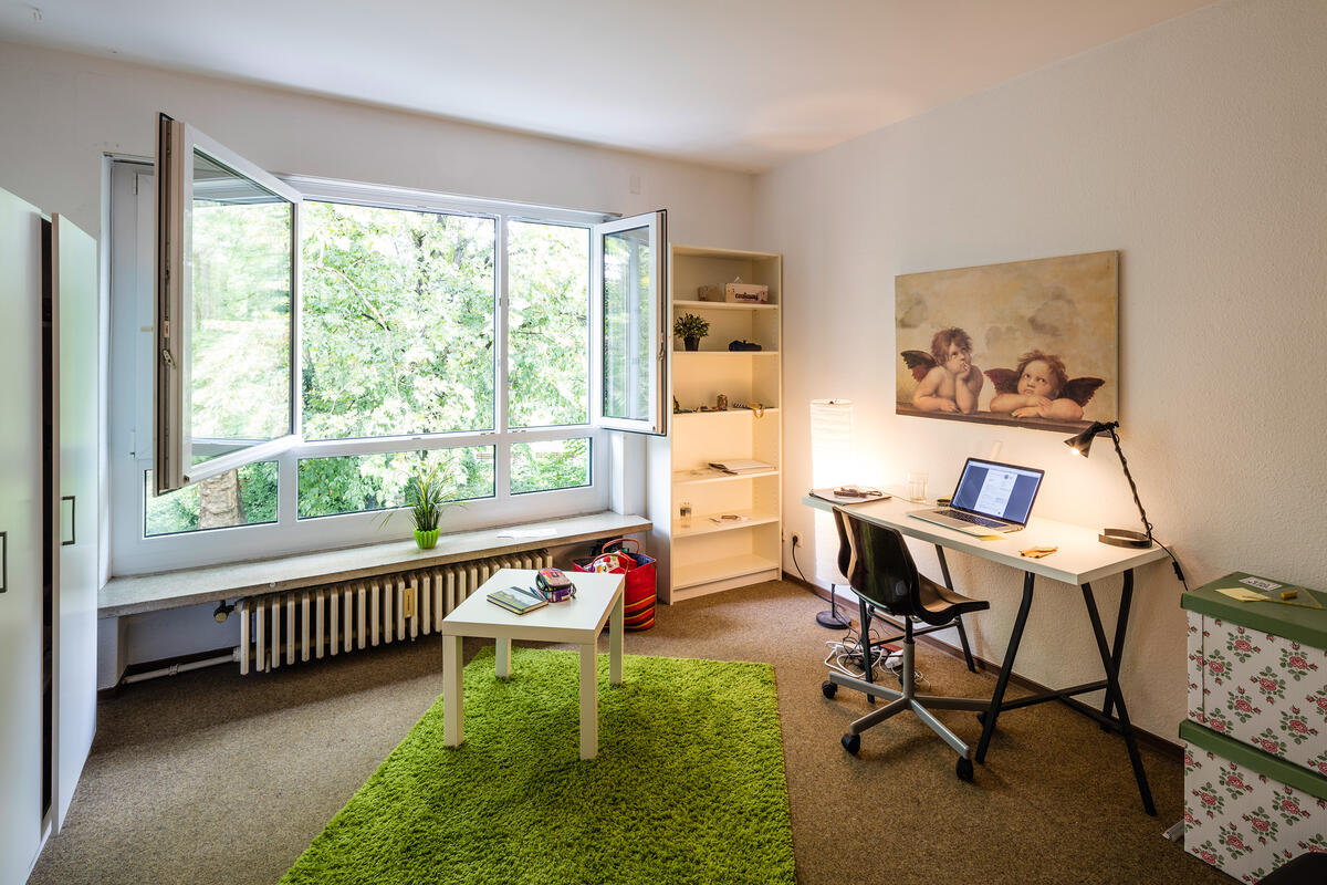 Room with desk and small table in the Anna Herrigel dormitory 