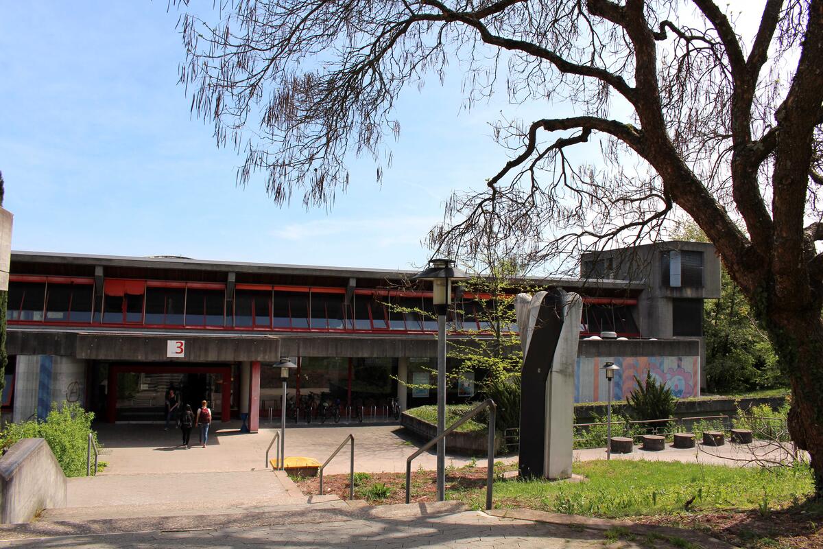 Entrance from the outside of the Mensa Esslingen Flandernstraße 