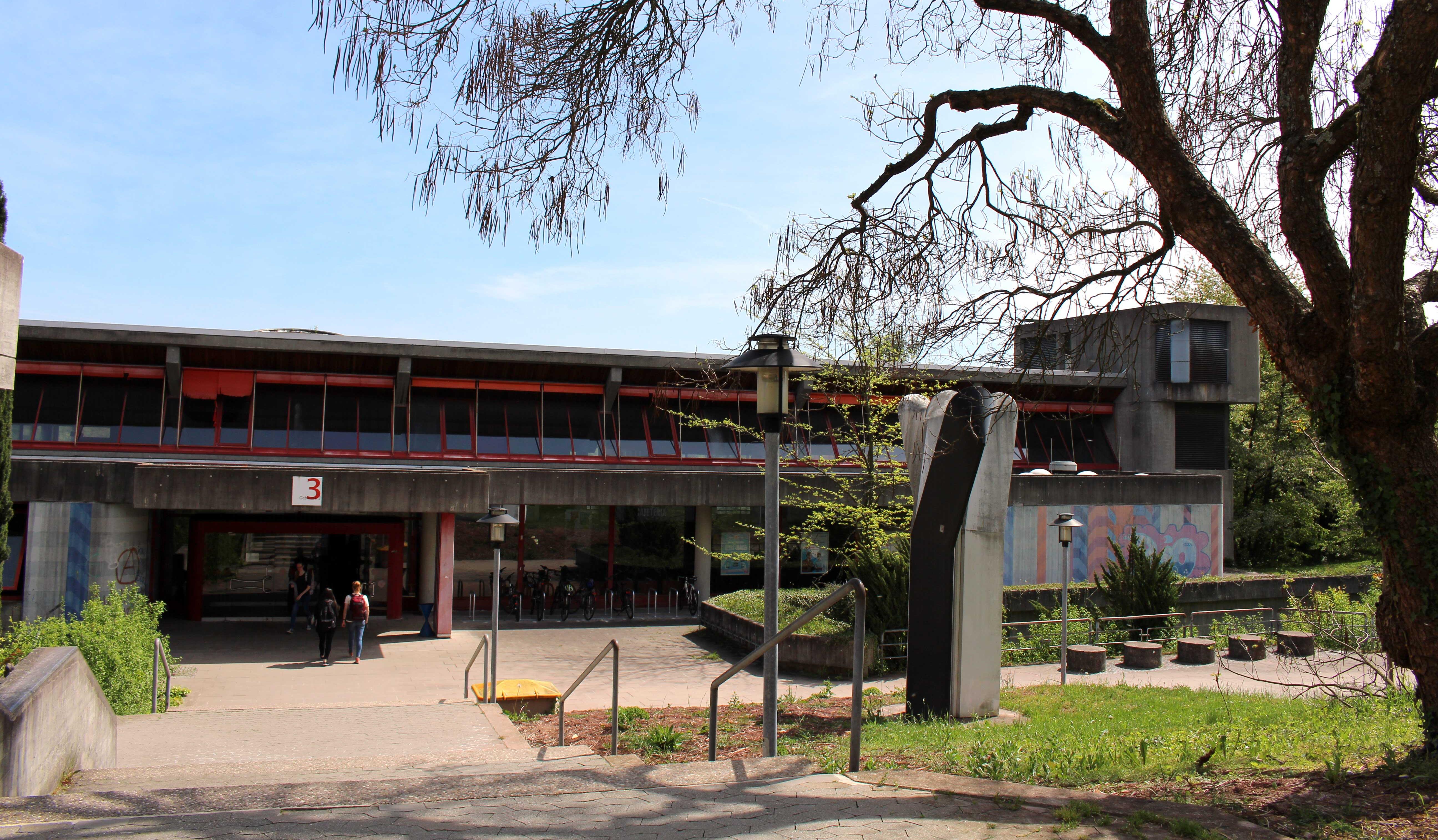 Eingang von außen der  Mensa Esslingen Flandernstraße