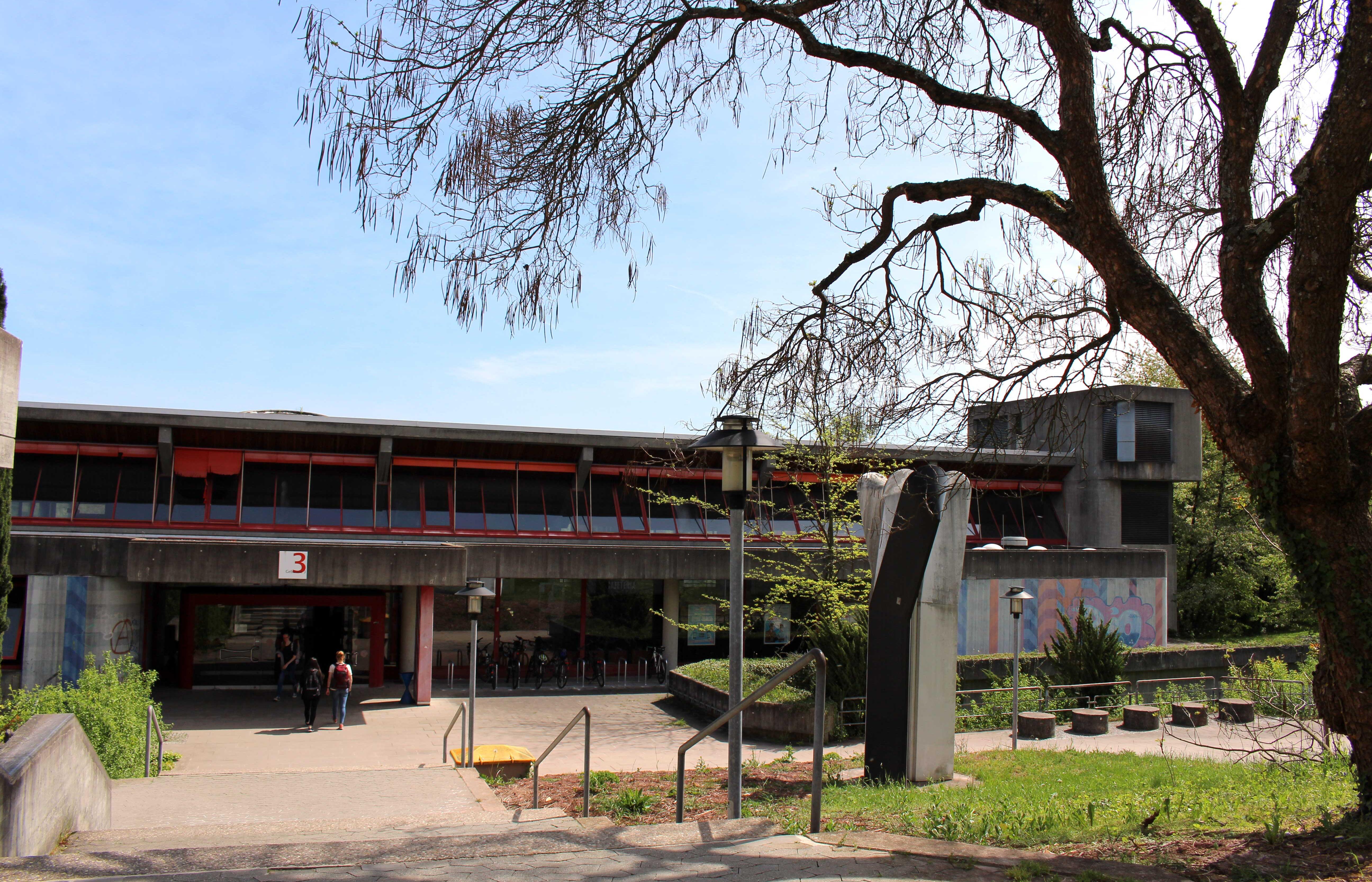 Eingang von außen der  Mensa Esslingen Flandernstraße