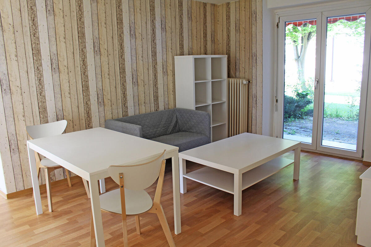 Zimmer mit Couch und Tisch im Wohnareal in Stuttgart Rot