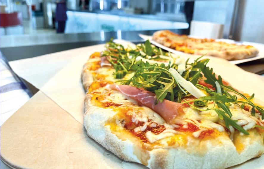 Pinsa with rocket and ham