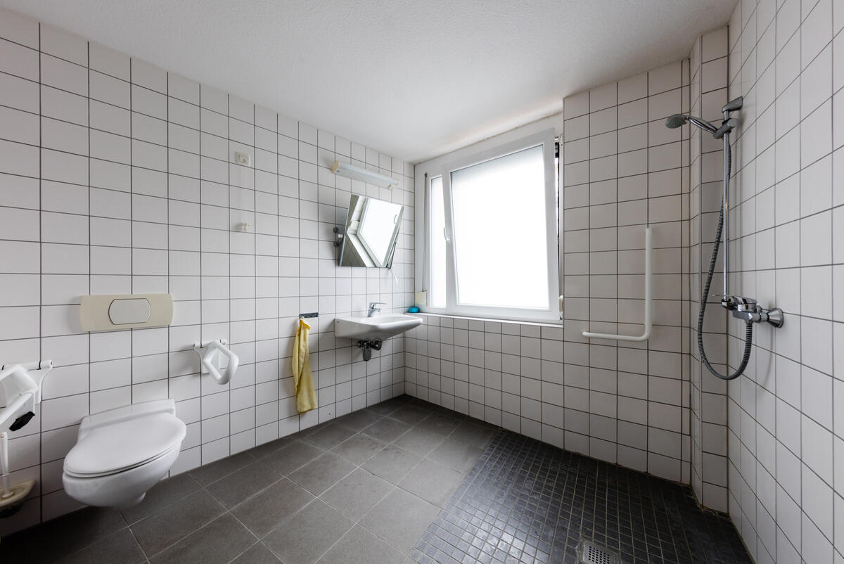 Bathroom with shower, toilet and washbasin in the dormitory at Filderbahnplatz