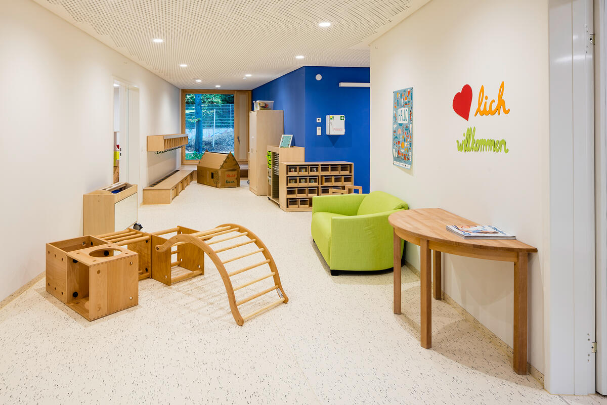 Hallway of the kindergarten Abenteuerbande with small table, sofa, wardrobe and shelves