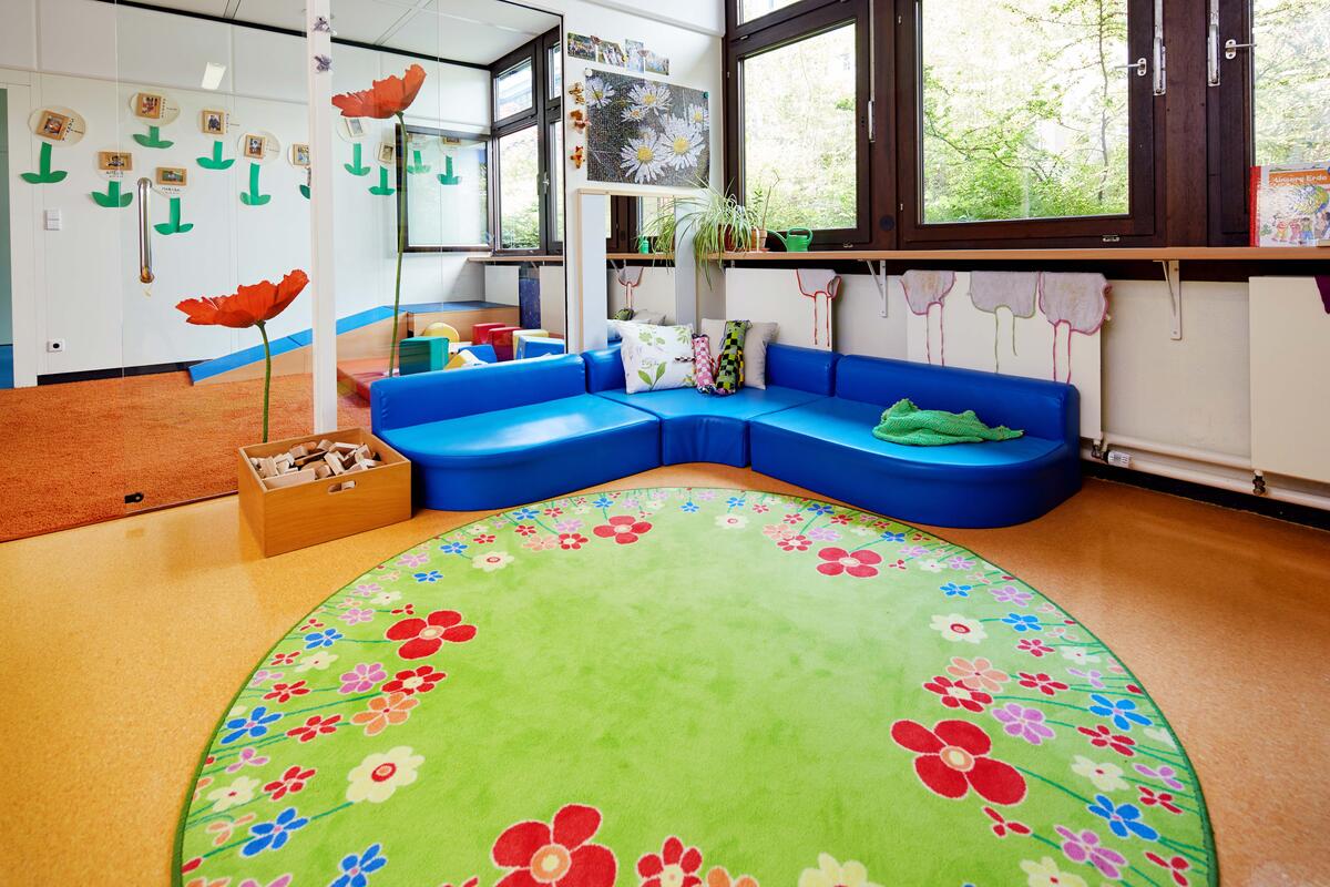 Sitting area with carpet in the day care center Löwenzahn