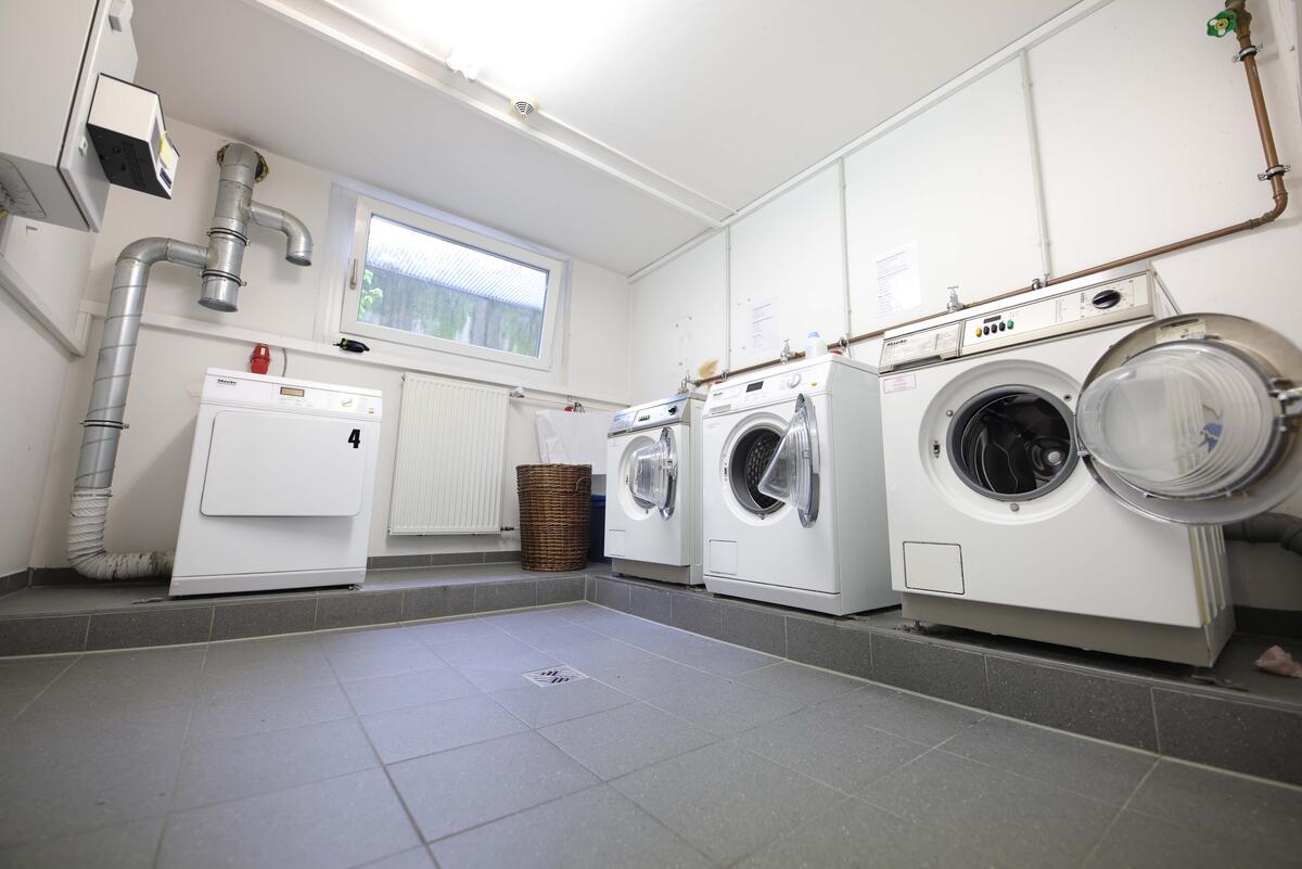 Waschküche mit Waschmaschinen im Wohnheim in der Geschwister-Scholl-Straße