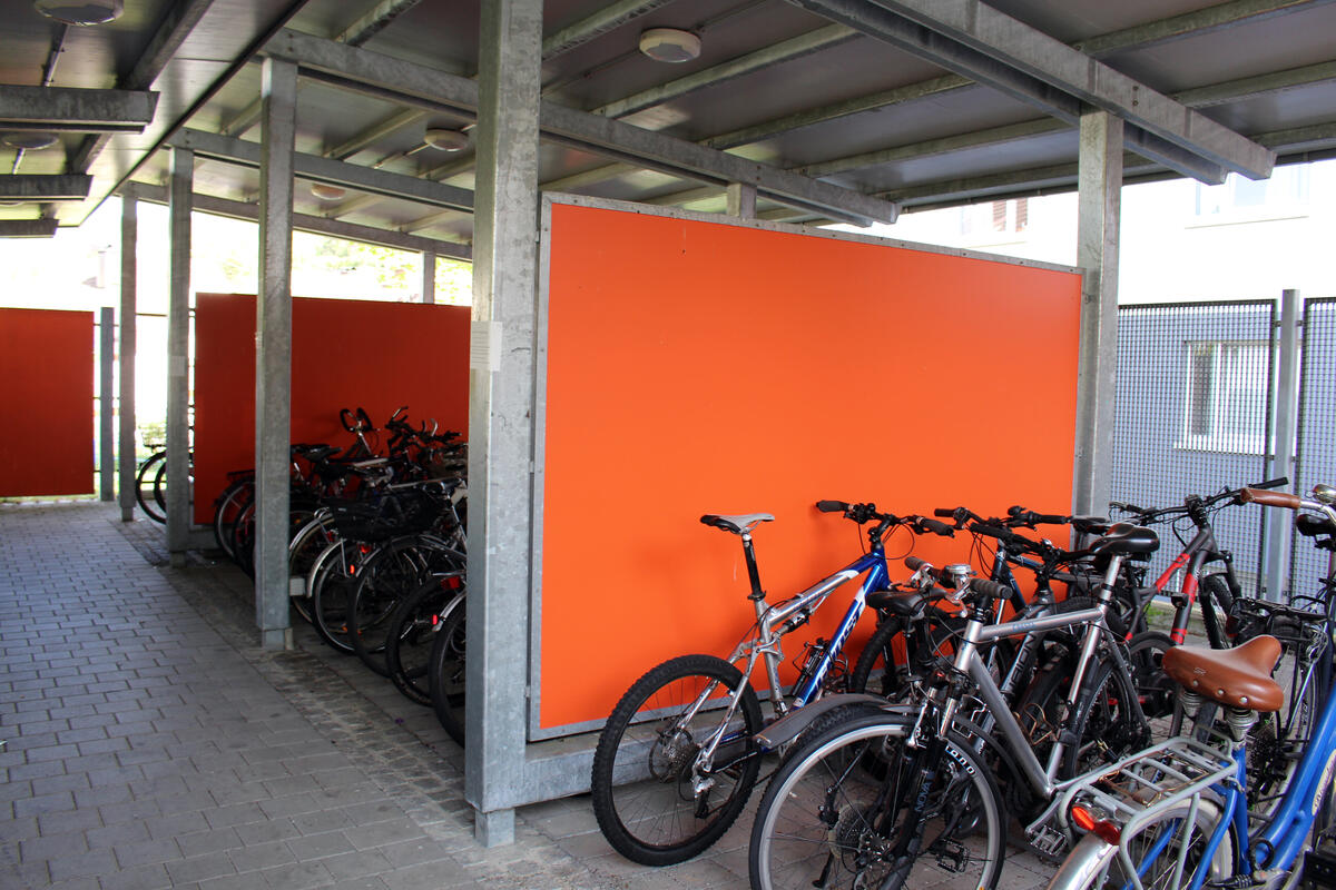 Fahrradstellplatz vor dem Wohnheim in der Geschwister-Scholl-Straße