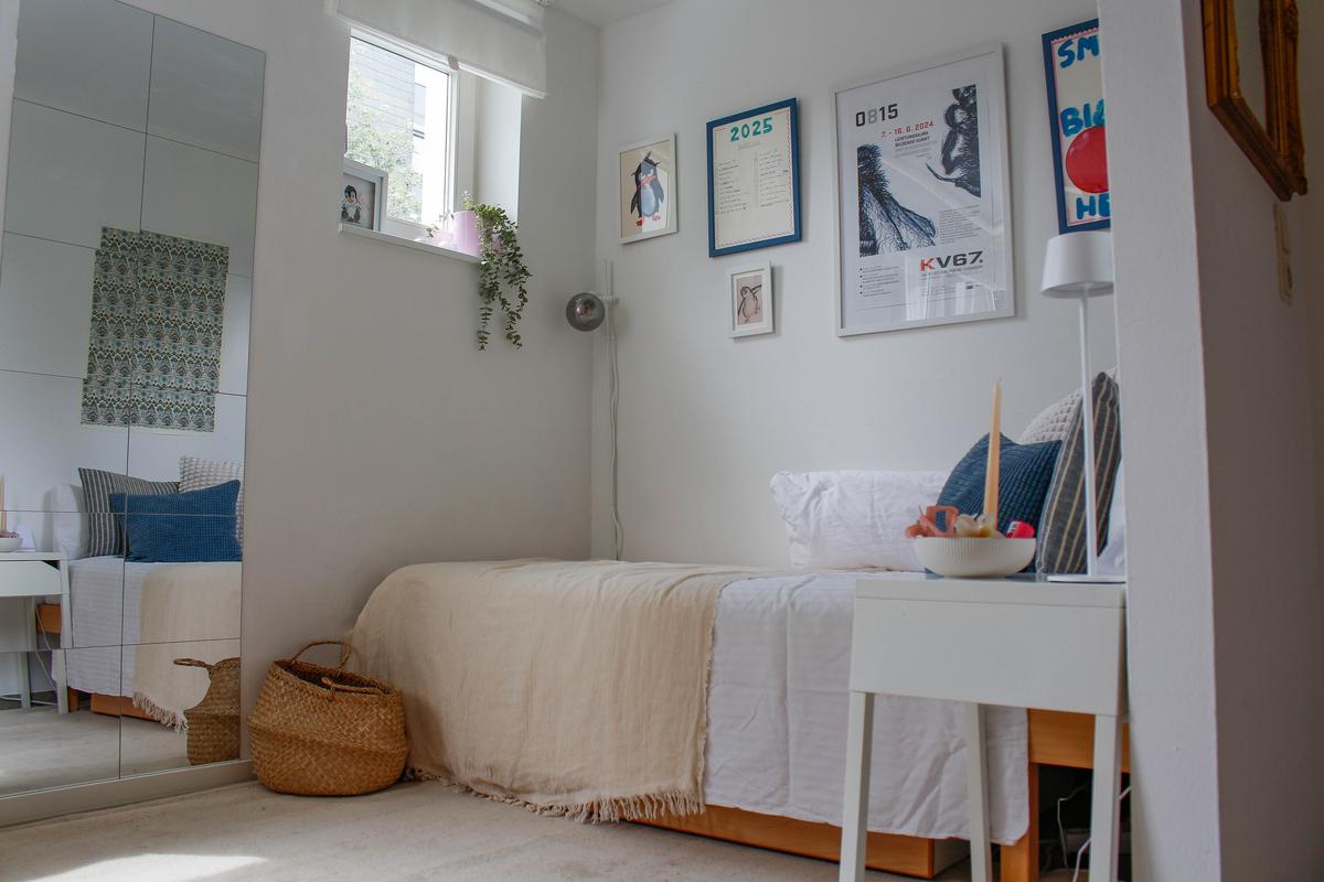 Zimmer mit Bett, Nachttisch und Spiegel